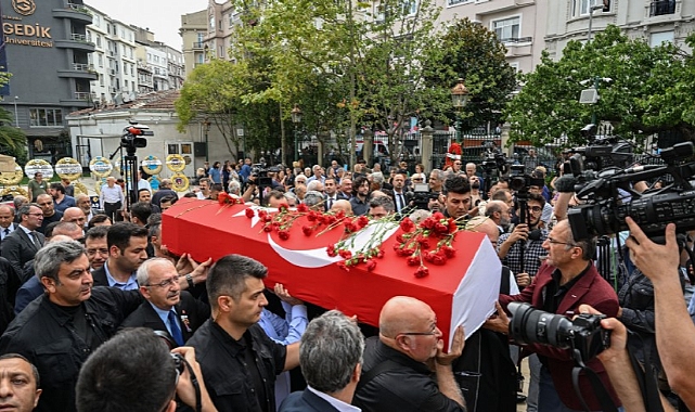 Gazeteci yazar Hıfzı Topuz son yolculuğuna uğurlandı