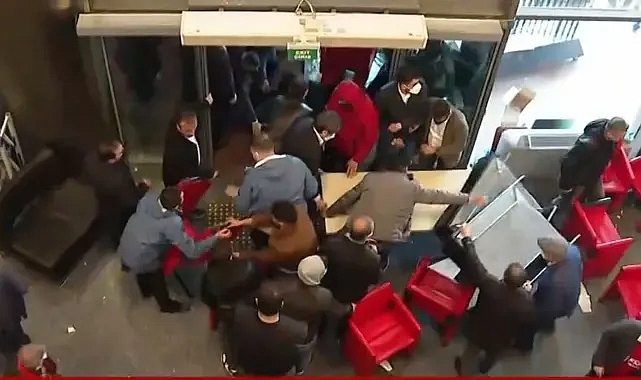 Polis CHP Genel Merkezi'ni tahliye etti! Ortalık savaş alanına döndü! Özel: Geri gelmek üzere çıkıyorum